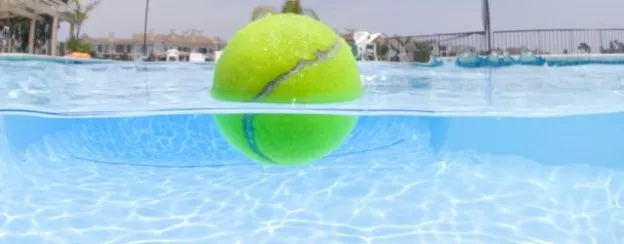 tips på att rengöra pool med tennisbollar
